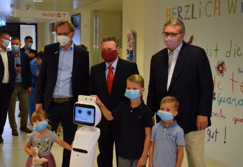 Tri zdravstvena robota rade s djecom